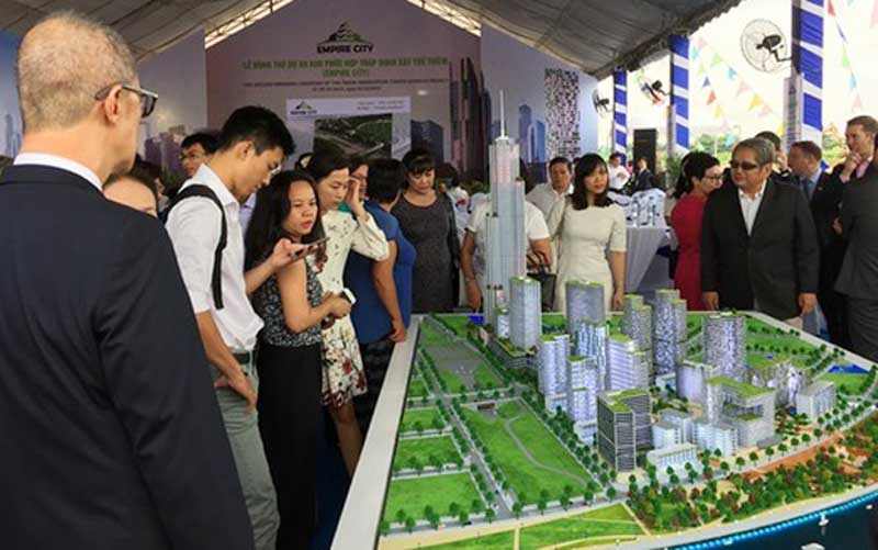 khach-hang-tham-quan-can-ho-empire-city