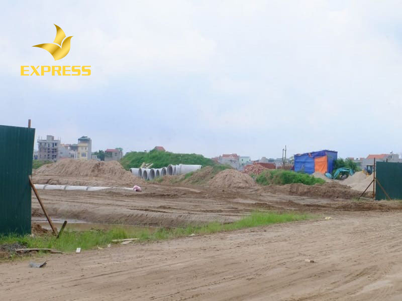 Người mua tìm hiểu kỹ thông tin về đất