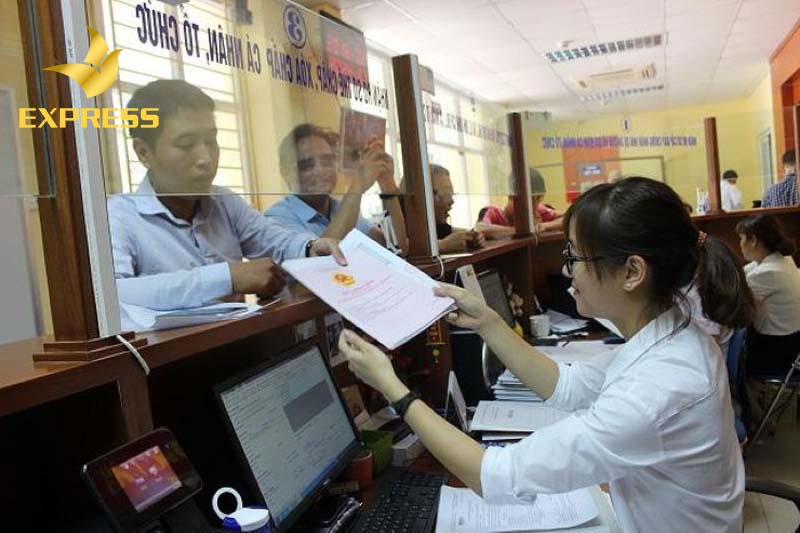 Bên mua cần phải nộp những giấy tờ liên quan lên văn phòng đăng ký đất đai để yêu cầu cung cấp giấy xác nhận quyền sử dụng đất.