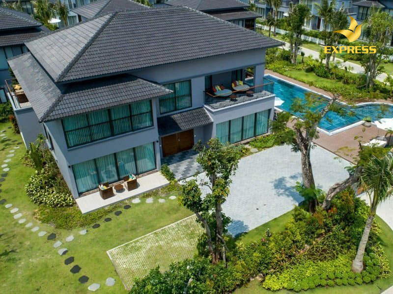 Biệt thự đơn lập có không gian rộng rãi, thoáng mát tạo nên sự dễ chịu cho gia đình.