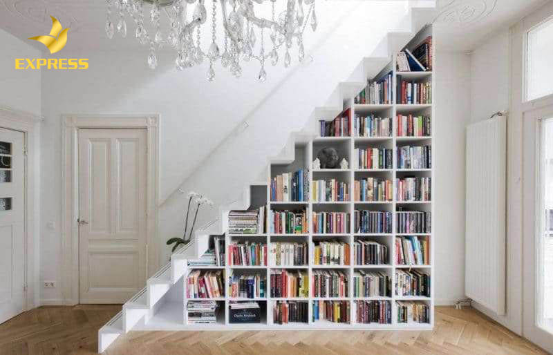 Dùng gầm cầu thang để làm kệ sách