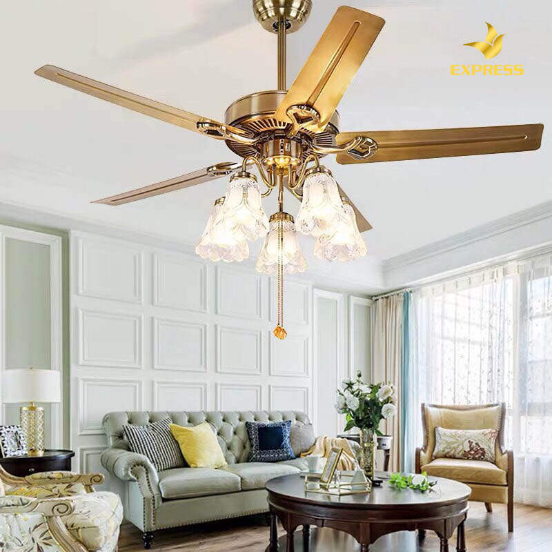 Dùng quạt trần đèn trang trí phòng khách là một lựa chọn thú vị.