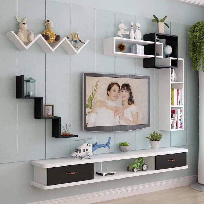 Kệ tivi dạng treo là một lựa chọn tuyệt vời để tiết kiệm diện tích phòng.