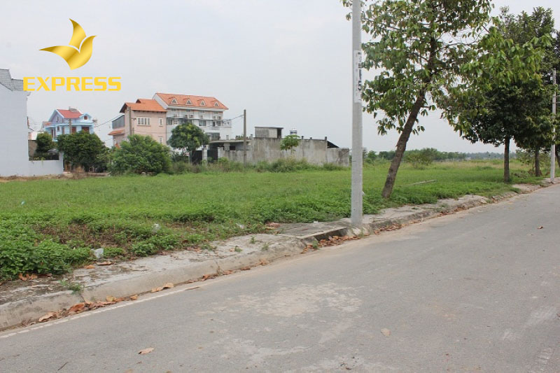 Khi đầu tư vào đất thổ cư, nhà đầu tư cần phải tham khảo trước giá và vị trí của đất để có được những mảnh đất ưng ý và có tiềm năng thu lợi nhuận trong tương lai