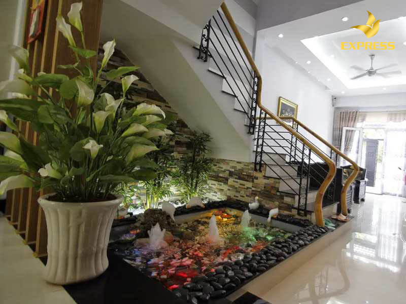 Không nên thiết kế tiểu cảnh nước dưới gầm cầu thang