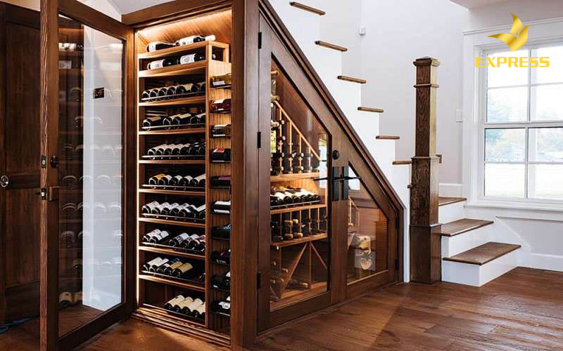 Làm tủ đựng rượu dưới gầm cầu thang