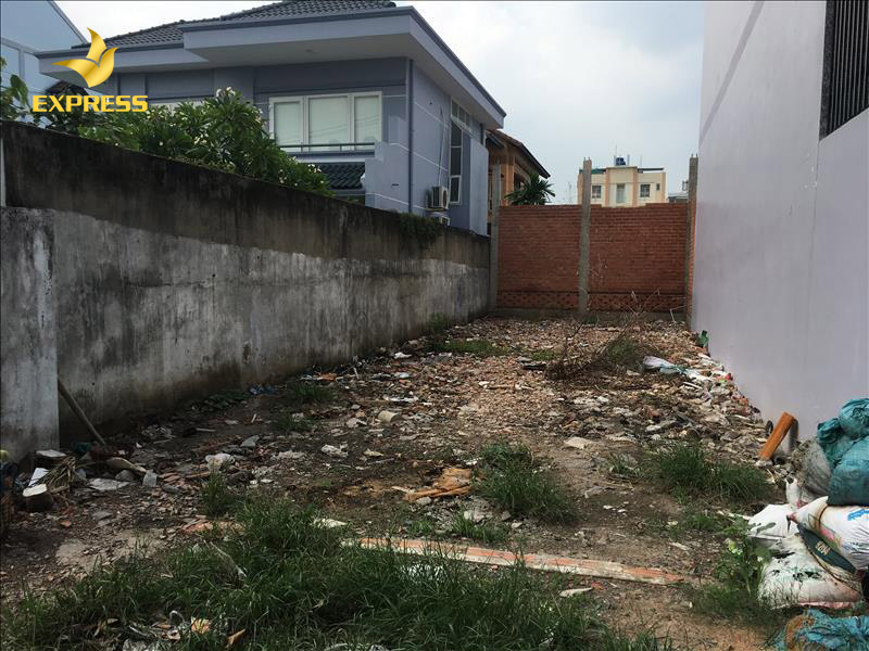 Người mua xem xét các thông tin liên quan đến đất thổ cư một cách kỹ lưỡng