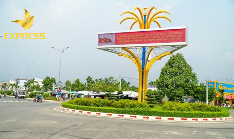 Phong Điền có đặc điểm phát triển kinh tế tăng tỷ trọng cơ cấu công nghiệp và dịch vụ thương mại