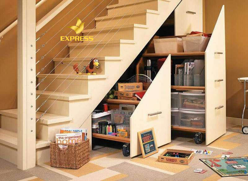 Tận dụng gầm cầu thang làm tủ đựng đồ