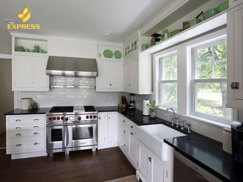 Thiết kế cửa sổ cho phòng bếp giúp ánh sáng mặt trời chiếu vào tạo sự thông thoáng