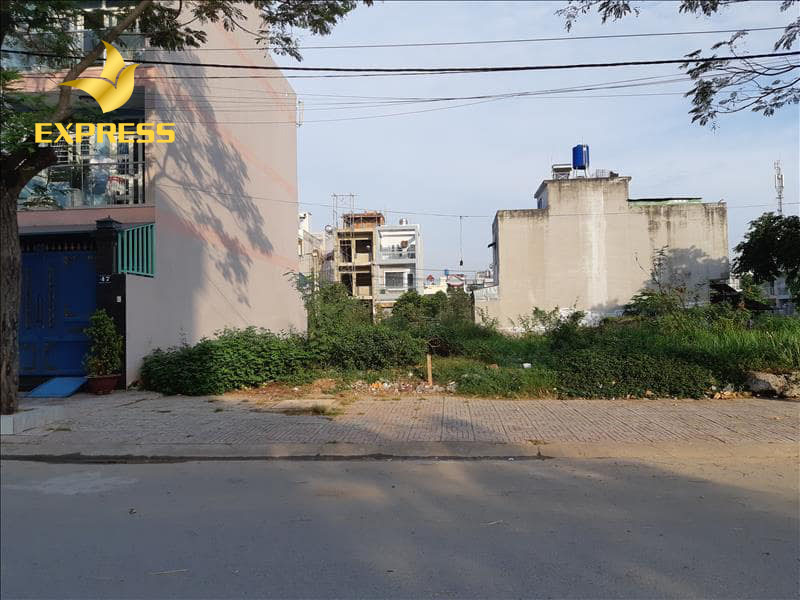 Tranh chọn mua những mảnh đất trước đây từng là nghĩa trang, nhà tù,…