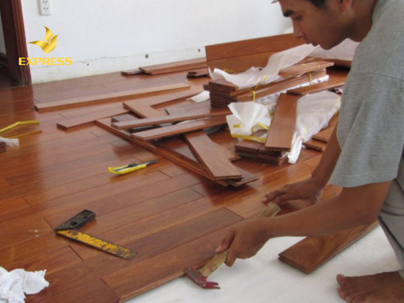 Bạn có thể tự bản thân mình xử lý khi sàn gỗ gặp tình trạng thấm nước