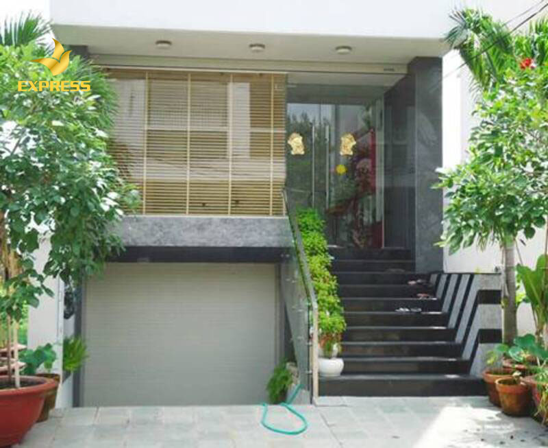 Bạn nên dùng bóng đèn compact hoặc bóng đèn neon để đảm bảo ánh sáng cho tầng hầm và tiết kiệm được điện năng