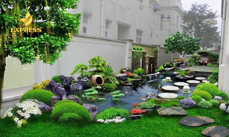 Cỏ sân vườn với hồ cá