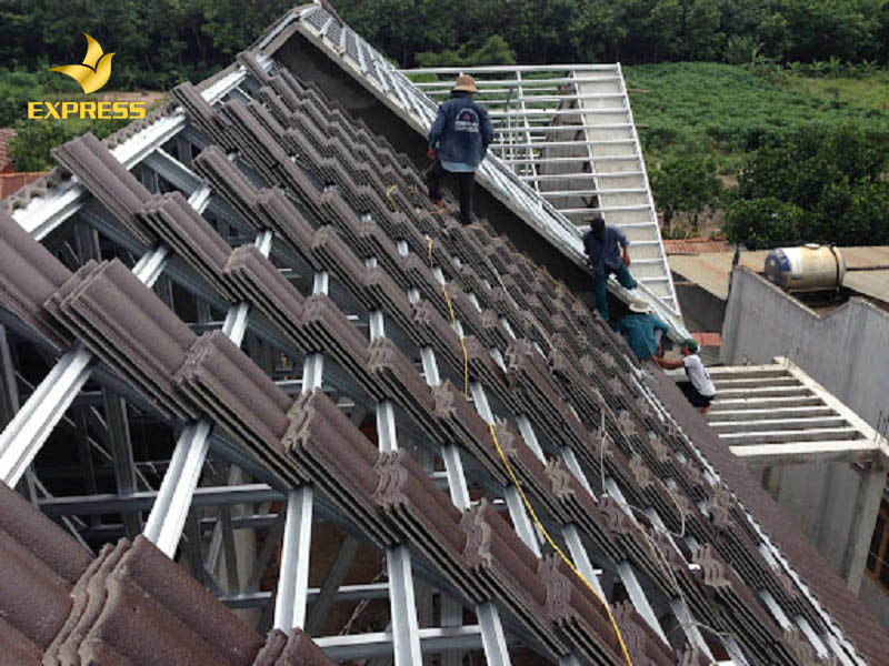 Đối với kết cấu khung giàn thép ba lớp lợp ngói