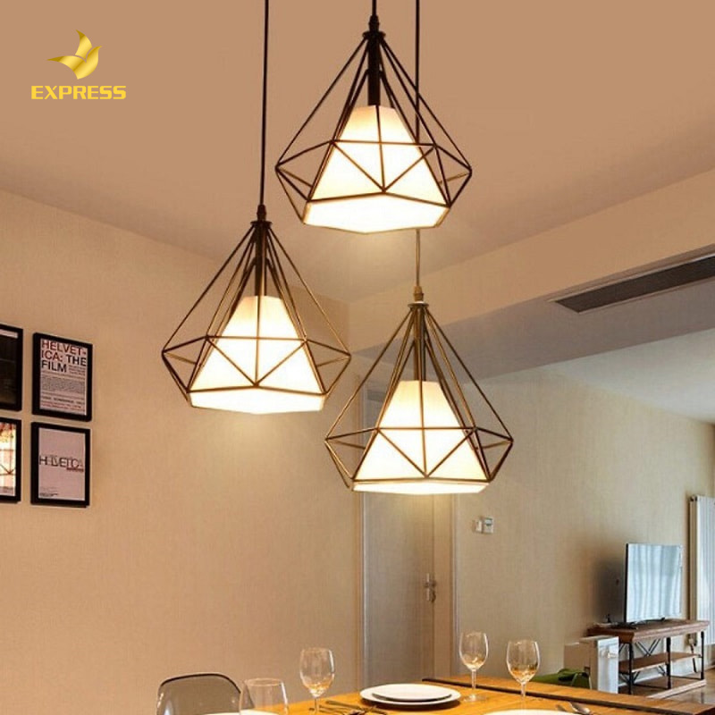 Nên lựa chọn đèn có đường kính bằng một nửa hoặc ba phần tư chiều rộng của bàn ăn.