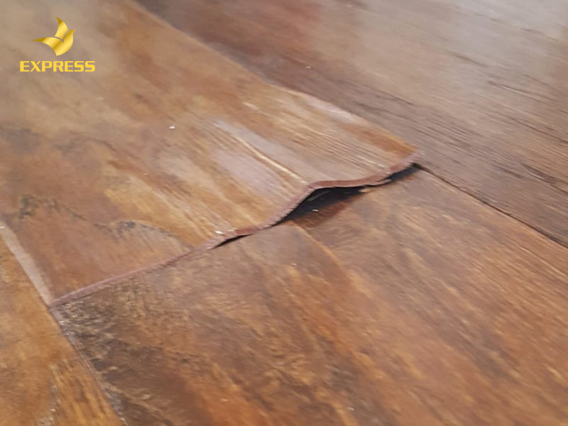 Nguyên nhân nào sẽ khiến cho sàn gỗ bị phồng?