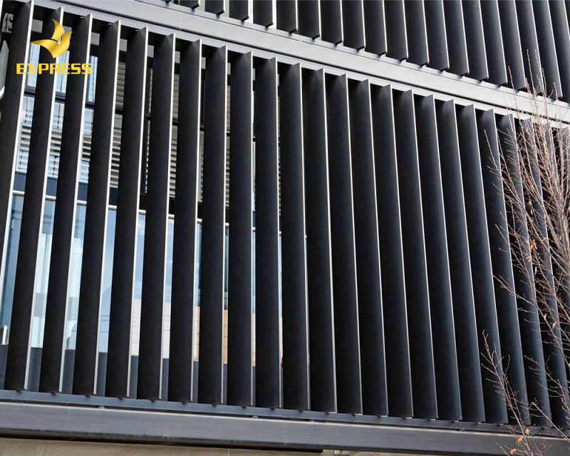 Nhược điểm của hệ lam chắn nắng chất liệu nhôm là giá thành cao hơn so với chất liệu bê tông hoặc gỗ
