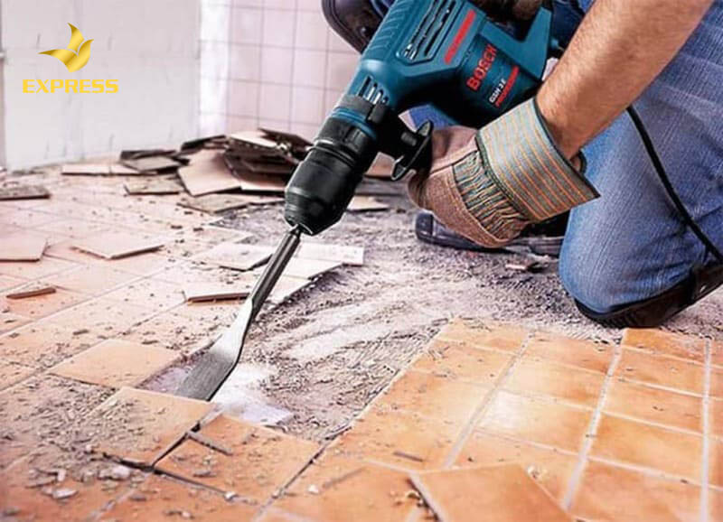 Phá vỡ các lớp nền, gạch cũ trước khi thực hiện quy trình nâng nền mới