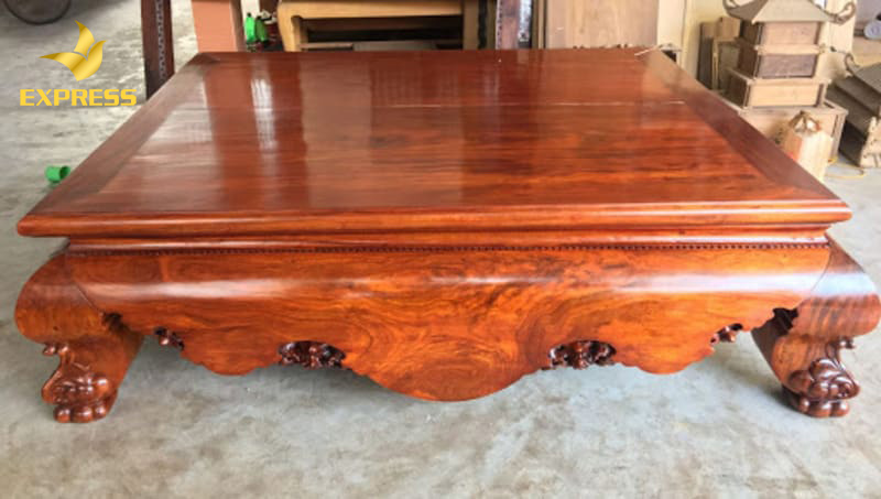 Sập gỗ sẽ làm nổi bật lên không gian của phòng khách và tạo được ấn tượng tốt với người xem khi đến tham quan nhà