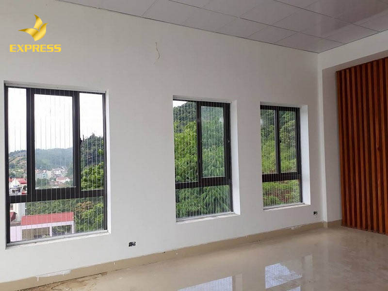 Tránh làm lưới bảo vệ cho cửa sổ quá dày vì sẽ ảnh hưởng đến vận may của gia chủ