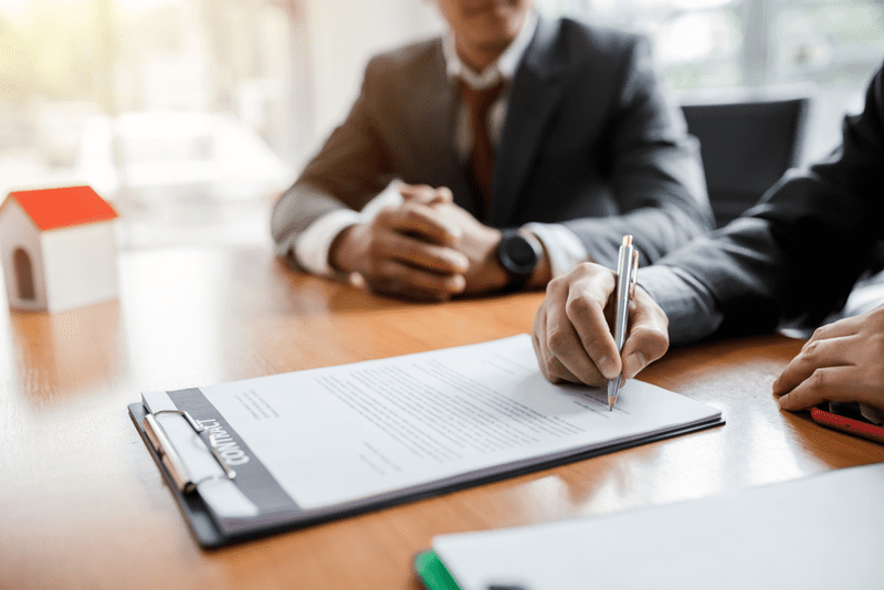 Bên bán nhà chịu thuế gì khi mua bán nhà đất?