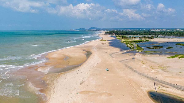 Bờ biển chạy dài 1.1km