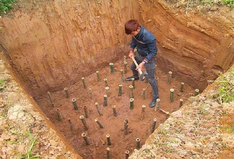 Bước 1:Tiến hành đóng cọc đồng thời đào hố xây dựng móng đơn