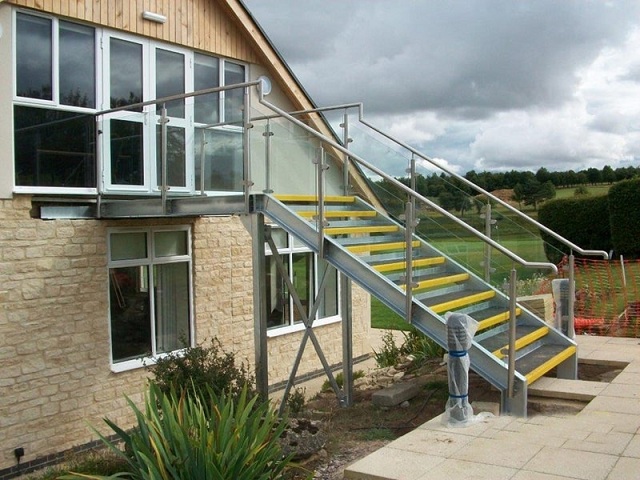 Cầu thang cửa kính sẽ làm phong thủy nhà bạn tốt hơn