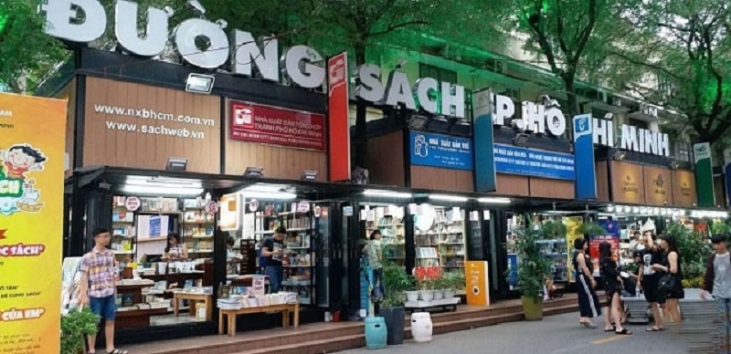 Đường sách TPHCM với hàng ngàn đầu sách khác nhau phục vụ người đọc