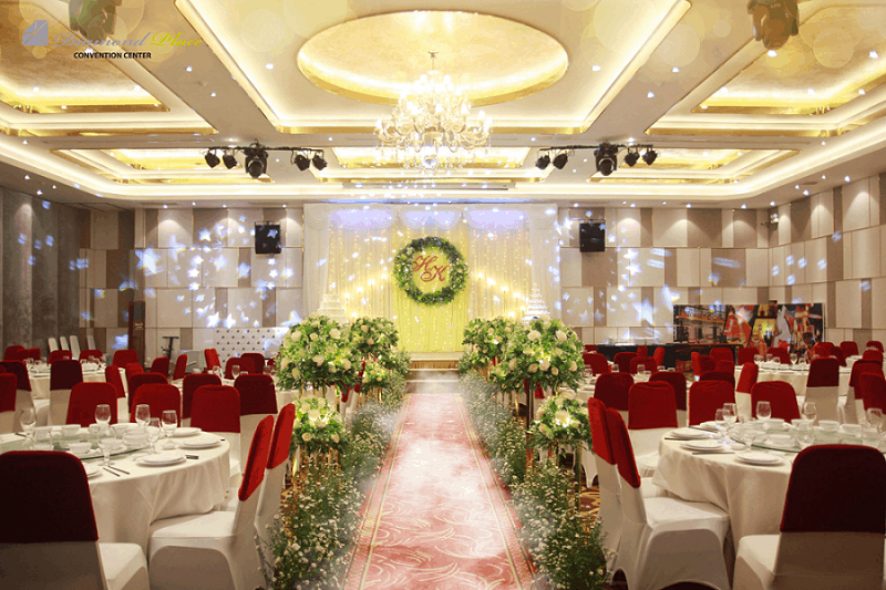 Hệ thống âm thanh và ánh sáng phù hợp với thiết kế tiệc cưới