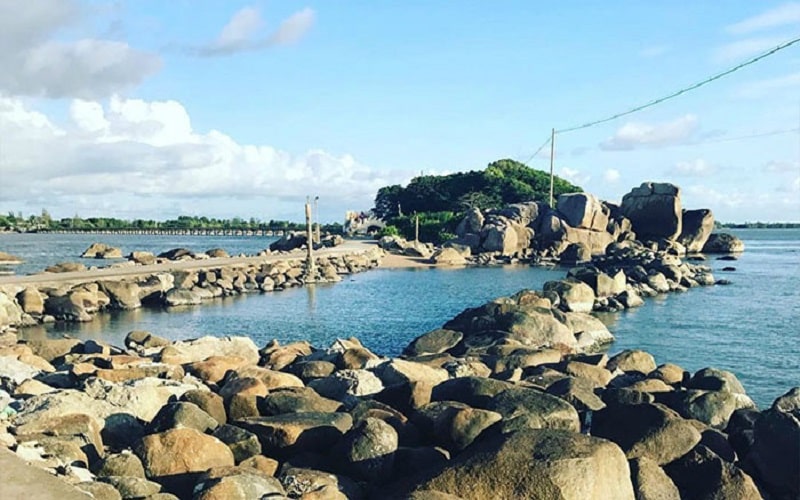 Hòn Đá Bạc mang vẻ đẹp hoang sơ, thơ mộng