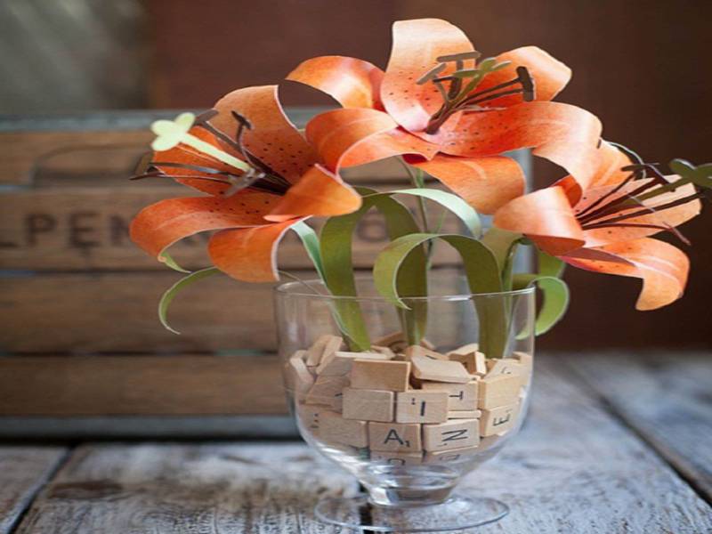 Làm bông hoa giấy trang trí phòng ngủ