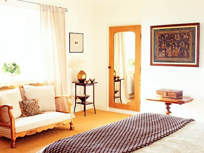 Nên đặt gương hướng về phía cửa sổ