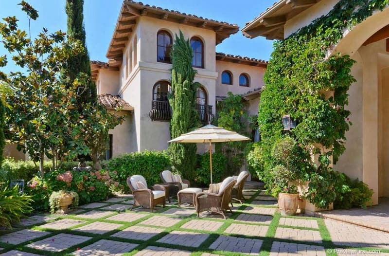 Phong cách Tây Ban Nha cổ điển nhưng sang trọng