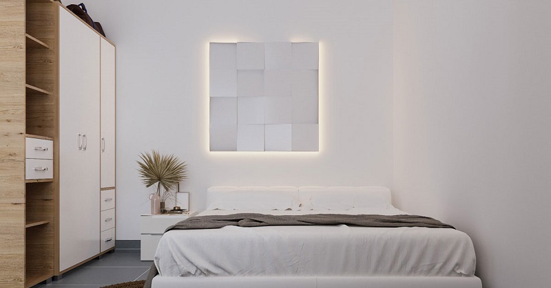 Phòng ngủ chọn tone màu trắng và kèm treo các bức tranh nghệ thuật