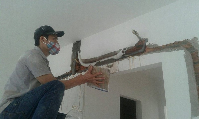Thợ tiến hành đi đường ống cho máy lạnh