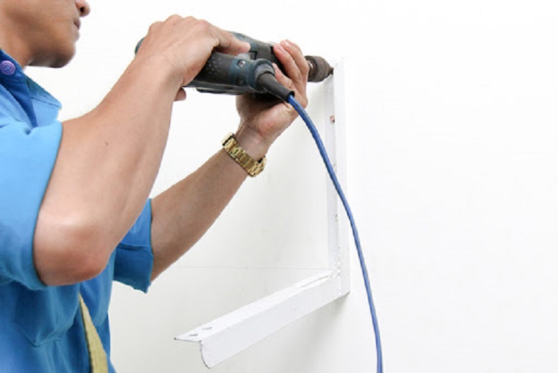 Thực hiện gắn giá đỡ dàn nóng ngoài trời