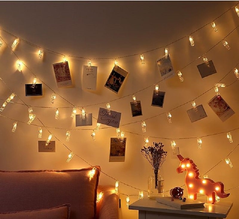 Trang trí đèn led cùng những bức hình
