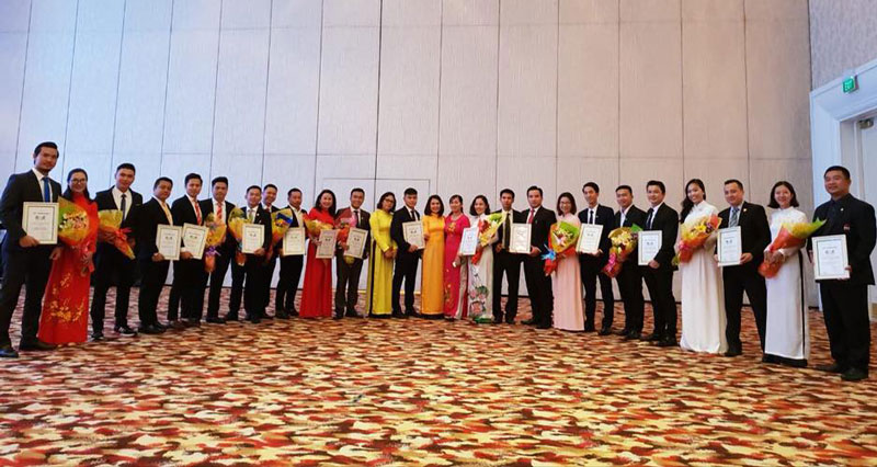 Đại diện Batdongsan Express cùng các đại lý chụp hình lưu niệm với chủ đầu tư tại lễ ký kết đơn vị F1 Vincity Quận 9